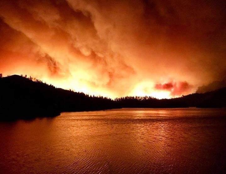 tayylorleehill's tweet photo. please pray for my hometown and for all the fire fighters working their asses off trying to keep everyone safe, this fire grew from 6,000 acres to 20,000 acres just over night. 🔥🚒 #prayfornorcal https://t.co/ooruoqU4tA