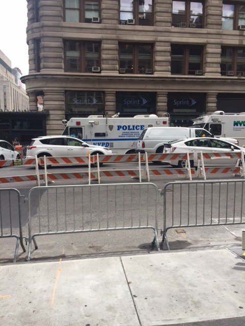 JamieRaabReads's tweet photo. Outside the Flatiron one week after water main explosion.
But inside building, business as usual. https://t.co/h7P57tPwdG