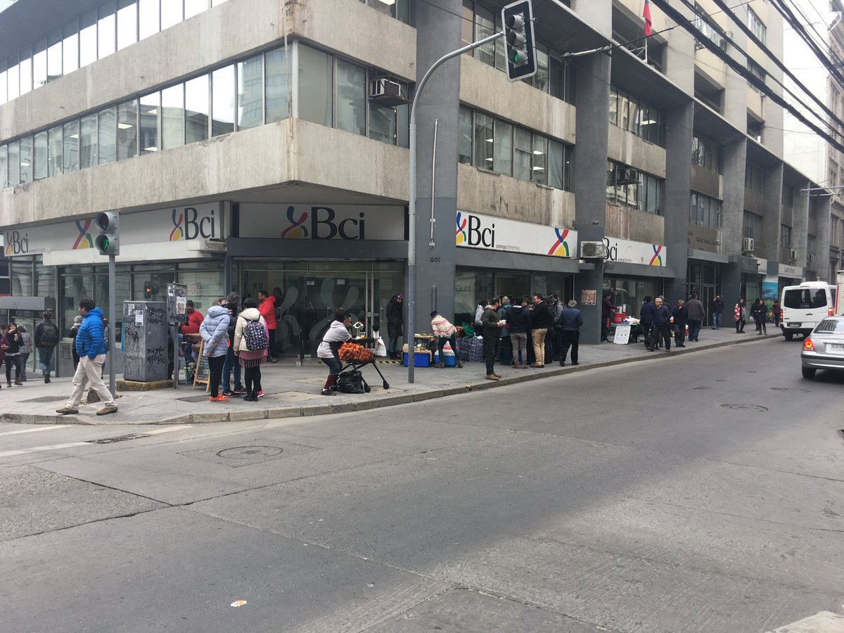 LeonPorteno's tweet photo. Clausuran el #BarIngles y en Prat en #Valparaíso no fiscaliza nadie la venta de comida en la calle https://t.co/wPuGi7Y1wy