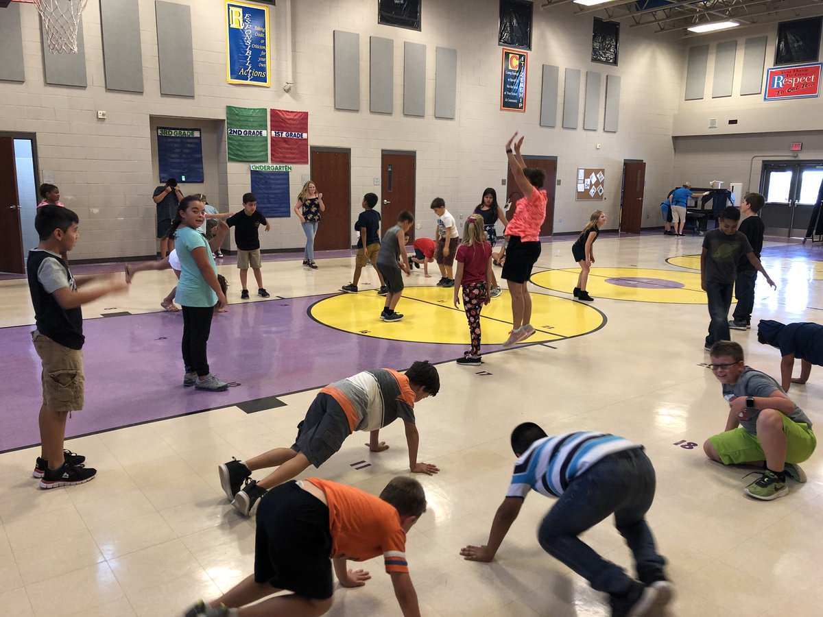 fourpeaksajusd's tweet photo. Coach Parker showing 4th grade how it’s done! 

#fpescandoit https://t.co/LEWttxC62j