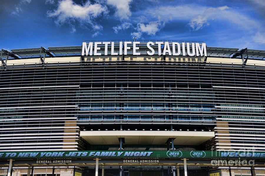 BrandonTierney's tweet image. Utterly astounding how the Jets and the Giants jointly produced this box of tin/aluminum foil on the left and singularly the Falcons produce this fresh, original masterpiece on the right? For roughly the same price. #StadiumEnvy