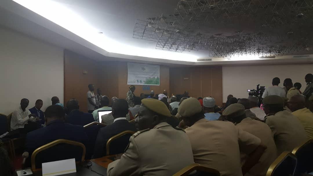 JVE_Int's tweet photo. Aujourd'hui à #Niamey se tient la Conférence Internationale sur la Désertification et l'Économie Verte #CIDEV. Comment comprenons nous la #Désertification? Qu' est-ce que la #neutralité en matière de #dégradationdesTerres? Les réflexions sont lancées ....#JVE https://t.co/qyh3fMAGaN