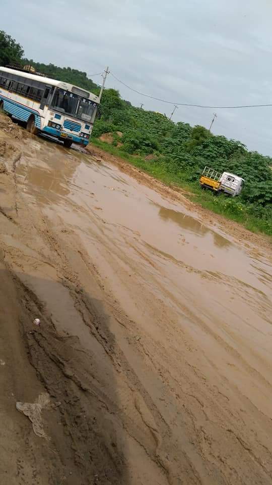 bobbycyrus4's tweet photo. Nizamabad - Bansuwada, This is the Varni Mandala Center bust of Hyderabad Route. Hundreds of buses are spending the day. 24 \ 7 365 Days is the same. This is the condition of the rain for a week or so. But nobody care. @TelanganaCMO @KTRTRS @PawanKalyan @ndtv @ZeeNews @PMOIndia https://t.co/zMTI0jLsYL