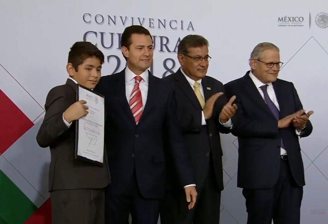 EducGuerrero's tweet photo. Ángel de Jesús Villa Martínez, originario de Técpan de Galeana, recibió un reconocimiento del presidente @EPN por obtener el primer lugar a nivel estatal en la #OCI2018 #EducaciónDeCalidad #Guerrero 

https://t.co/432IrglFO2 https://t.co/5m8fsn0qFS