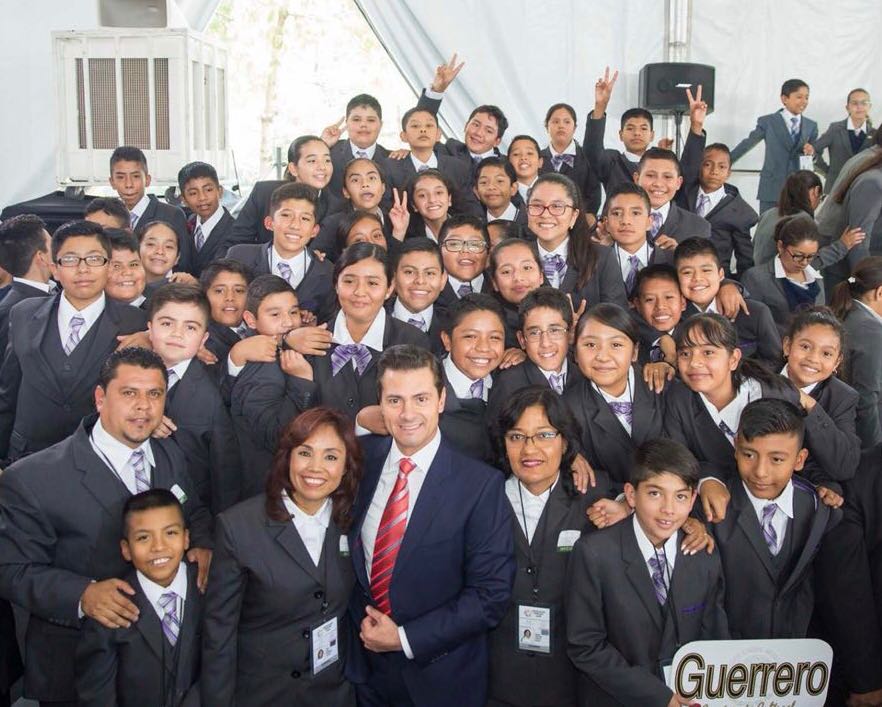 EducGuerrero's tweet photo. Ángel de Jesús Villa Martínez, originario de Técpan de Galeana, recibió un reconocimiento del presidente @EPN por obtener el primer lugar a nivel estatal en la #OCI2018 #EducaciónDeCalidad #Guerrero 

https://t.co/432IrglFO2 https://t.co/5m8fsn0qFS