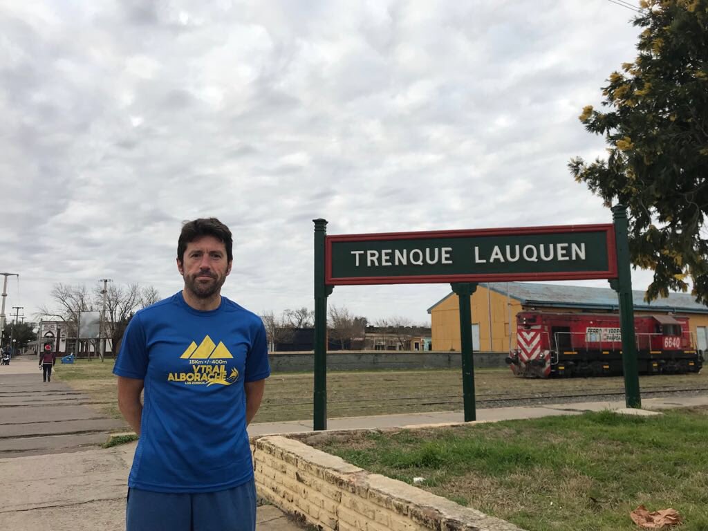 trailalborache's tweet photo. Rober vino adrede desde Cantabria a correr el Trail de Alborache. Nos envia esta foto desde La Pampa argentina 🇦🇷con nuestra camiseta.  #zorrosPorElMundo #TrailAlborache https://t.co/oZEVQ13s2H
