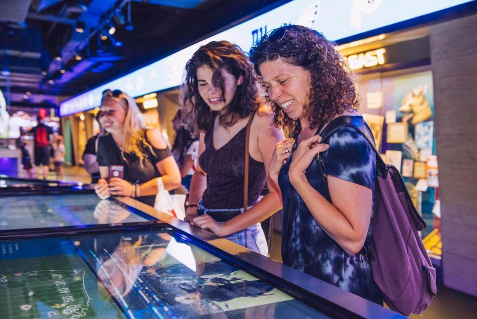 Hyken's tweet photo. 75% of consumers now expect a consistent customer experience across offline, online, and mobile platforms. https://t.co/mw75otXbwn via @Forbes #CX https://t.co/lAiGBCdHMn