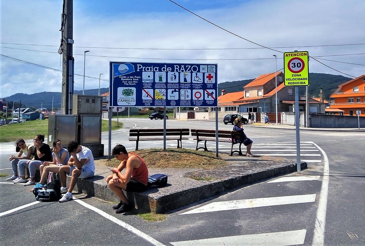 carballo_gal's tweet photo. A instalación de 2 coxíns berlineses en #Razo e 4 en #Imende, xunto con pasos de peóns elevados e límite de velocidade a 30Km/hora, completan as medidas adoptadas polo Concello de #Carballo para mellorar a seguridade viaria nas áreas costeiras.
https://t.co/ni8DM0TtKP https://t.co/9VXKftA775