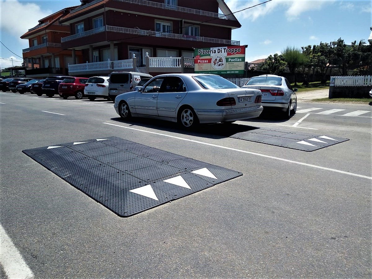 carballo_gal's tweet photo. A instalación de 2 coxíns berlineses en #Razo e 4 en #Imende, xunto con pasos de peóns elevados e límite de velocidade a 30Km/hora, completan as medidas adoptadas polo Concello de #Carballo para mellorar a seguridade viaria nas áreas costeiras.
https://t.co/ni8DM0TtKP https://t.co/9VXKftA775