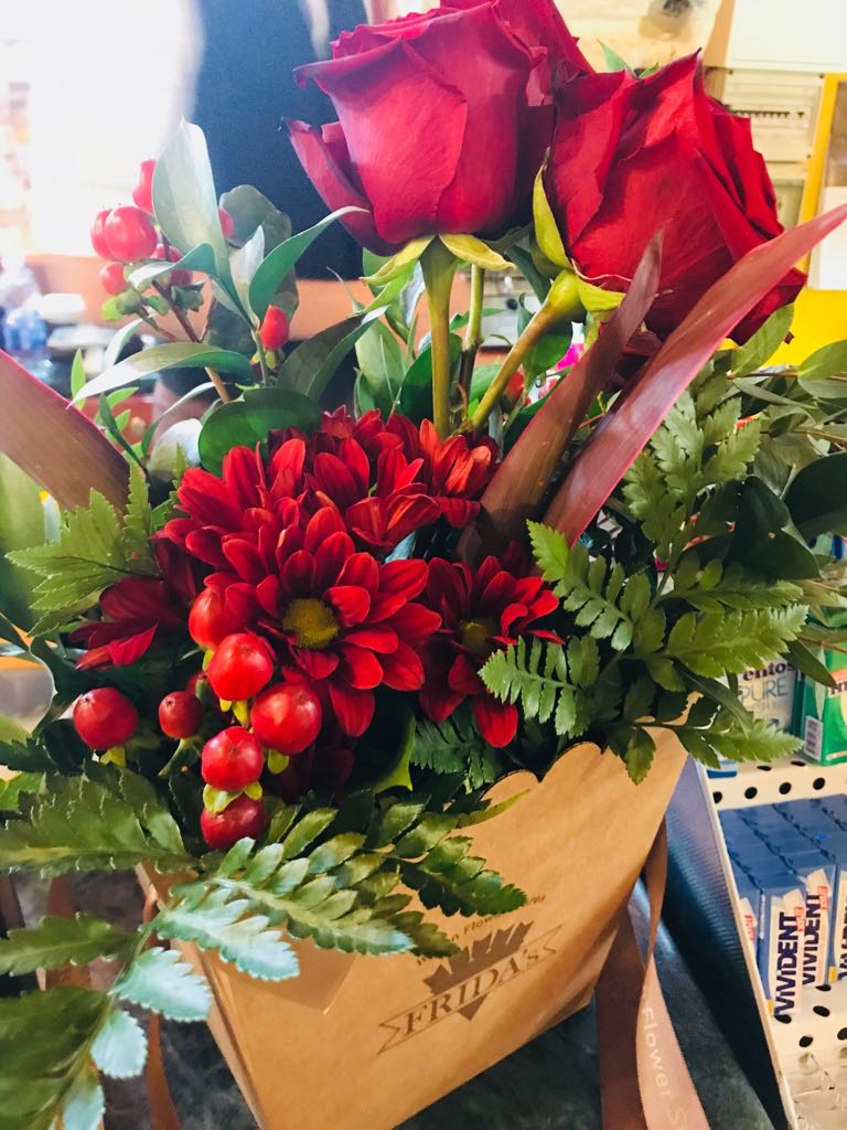 CaffedelDuca's tweet photo. Gli immancabili fiori che stanno facendo da cornice nelle nostre Notti Colorate. Questa settimana ecco il tocco rosso dei fiori #fridascagliari di Piazza Costituzione a Cagliari #notticolorate2018 #caffèdelduca #notterossa #fridasitalia #fiori #saldi #shopping #notte https://t.co/LJ82oCzCFX