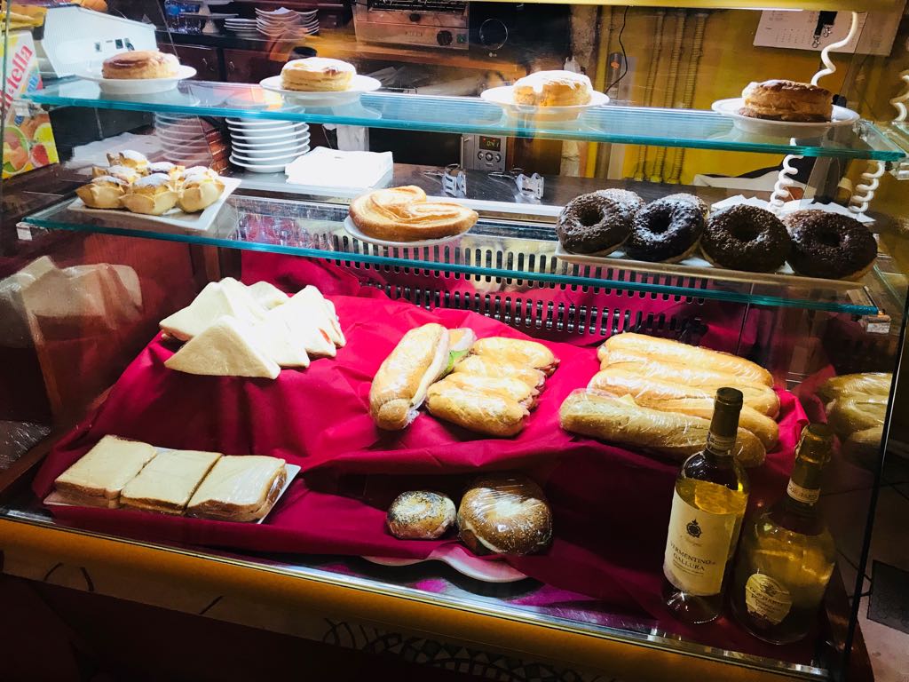 CaffedelDuca's tweet photo. Tutto pronto per la Notte Rossa da Caffè del Duca, una serata all'insegna dello shopping, musica e divertimento, ovviamente con un buon aperitivo da Caffè del Duca. Vi aspettiamo fino alle 24.00 #notterossa #notticolorate2018 #cagliari #caffèdelduca #aperitivo #taglierino #bontà https://t.co/qTb2nqSRCL