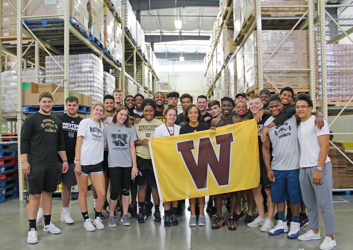 Fight, Broncos, Fight! 🐎<a href="/WMUAthletes/">WMU Athletes</a> were at KLF today to help fight hunger in our community! 🧡🖤 #Kalamazoo #Kzoo #VolunteerLove #FightHunger #WMU #WesternMichiganUniversity #WMUBroncos