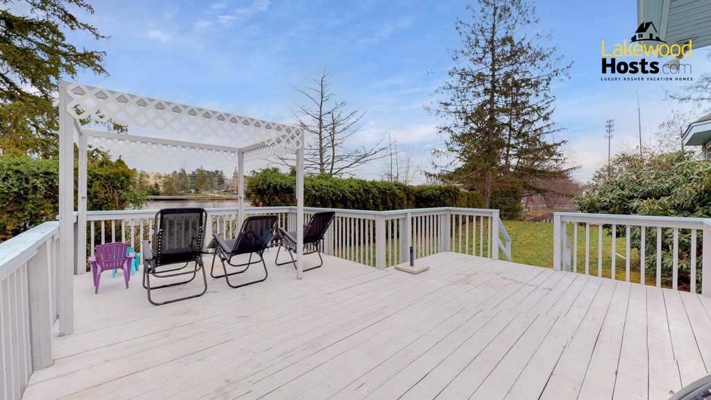 KosherVillas's tweet photo. #TheShadyLaneVilla #LakewoodNJ #LakewoodHosts https://t.co/GtX7xs5Twd NEWLY RENOVATED LUXURIOUS 3 bedroom/2.5 bath home in a quiet setting with designer furnishings, landscaped #privatebackyard, and an outdoor patio featuring a BBQ grill #KosherVillas #LakewoodKosherVillas https://t.co/evWZVxz06v