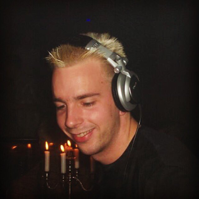DjSpoonNL's tweet photo. Should I color my hair again like I did in the early days? 🤔
.
.
.
#throwback #freestyle #hardstyle #earlyhardstyle #hardcore #rave #oldskool #dj #spoon #djspoon #hardstylefamily #party #festival #sanssouci #tbt #throwbackthursday https://t.co/jPc0g4XycR