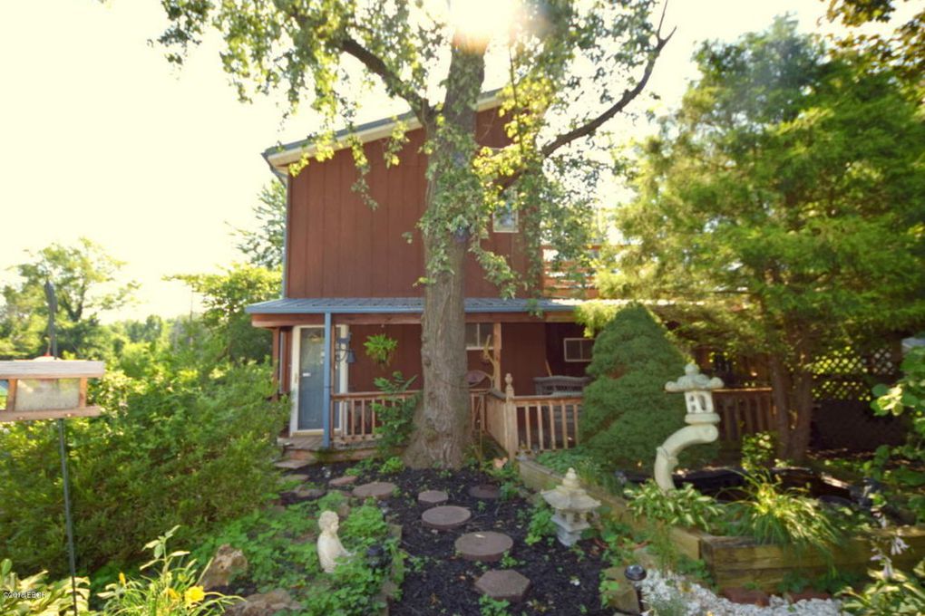 PropertyTLC's tweet photo. Spectacular home at 1628 Clark Trail in Herrin IL
4/5 bedrooms, 2 1/2 baths, and 3 acres on the corner of Stotlar and Bandyville Rd.
The home is large, full of personality, and waiting for you to call it home!
#PropertyWithTLC | Managing Broker | Teresa Camarato | 618-988-1739 https://t.co/XNjs8LTAJM