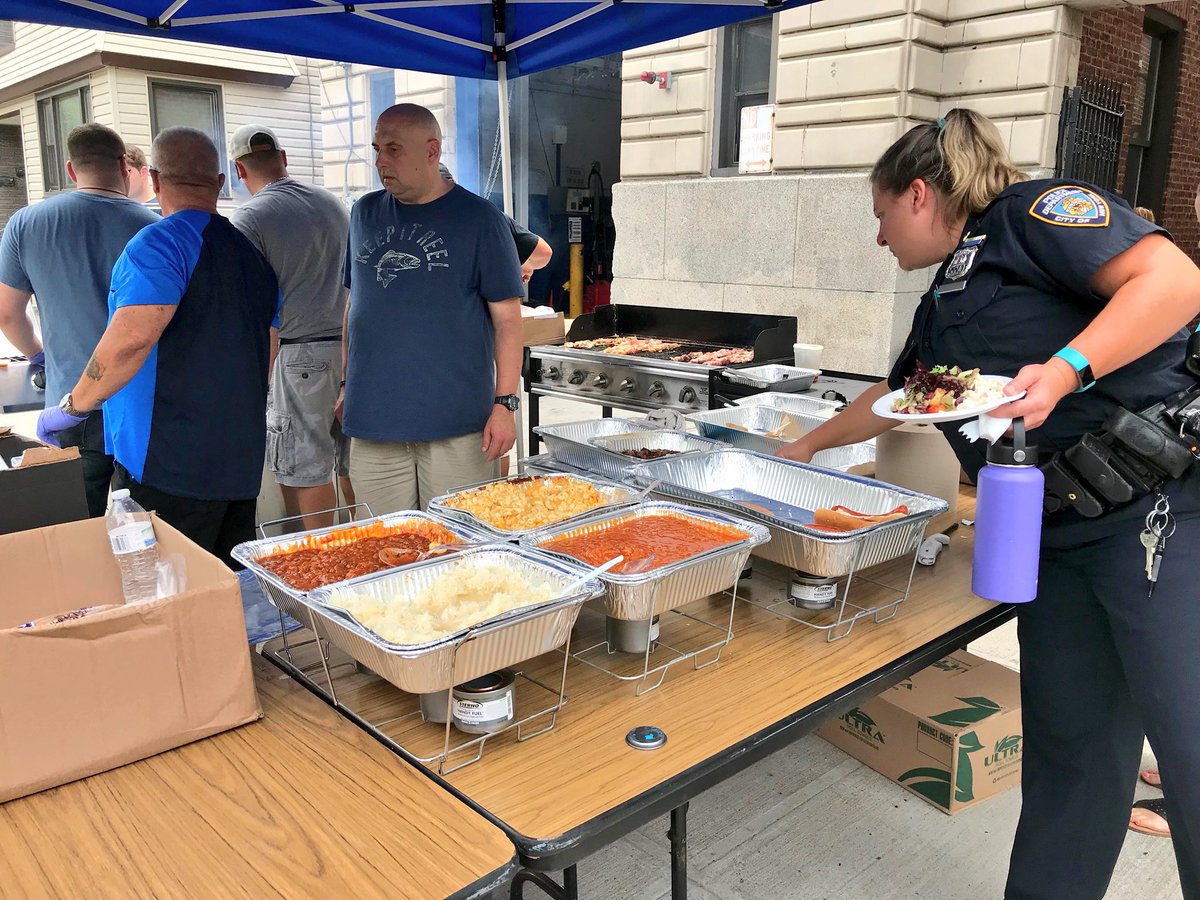 NYPD104Pct's tweet photo. The #104Precinct BBQ sponsored by 104 Community Council, Greater Ridgewood Youth Council & Ridgewood Kiwanis. A big thank you to these organizations and our #COPS for putting this Event together. #NYPDConnecting #CopsAndCommunity #104Pct https://t.co/JkiDjmsjCy