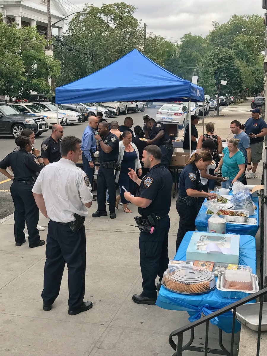 NYPD104Pct's tweet photo. The #104Precinct BBQ sponsored by 104 Community Council, Greater Ridgewood Youth Council & Ridgewood Kiwanis. A big thank you to these organizations and our #COPS for putting this Event together. #NYPDConnecting #CopsAndCommunity #104Pct https://t.co/JkiDjmsjCy