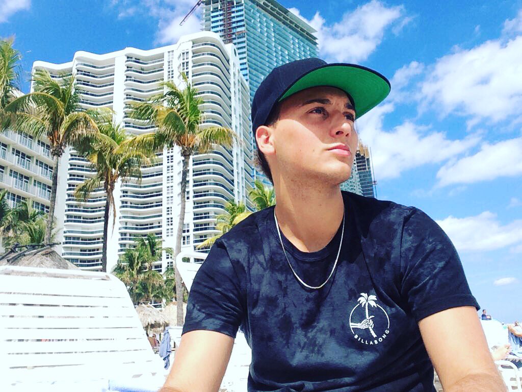 AlejoSuarez199's tweet photo. Mirando a la nada pensando en todo 🤔 https://t.co/JfDsHIvTiY