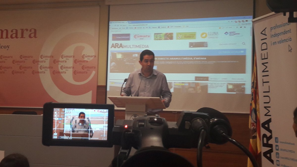 L'Ajuntament d'Alcoi amb l'alcalde <a href="/tonifrancesp/">Toni Francés</a> i representats de tots els grups polítics presents en la presentació de la nova versió <a href="/ARAMULTIMEDIA/">ARAMULTIMEDIA</a>. Innovació i periodisme de proximitat a #Alcoi. Enhorabona!