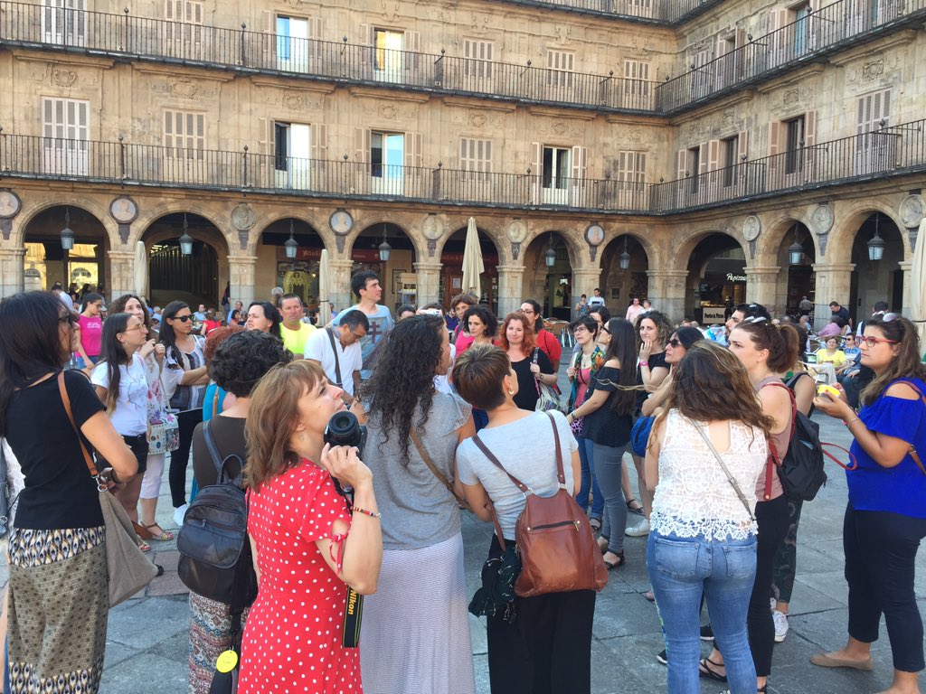 xespejo's tweet photo. De paseo turístico con #ProfeDeELE18 por Salamanca a cargo de nuestra súper guía y profe de ELE, Mónica, de la Academia Berceo. https://t.co/8eIKaHP5t4