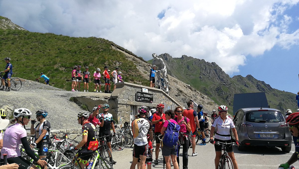 davidcrmelj's tweet photo. Samo še nekaj utrinkov... Med potjo sva se ustavila na #tournalet ... #octavelapize in #jacquesgoddet in modro nebo in ogromno kolesarjev... @LeTour ... Tu te vsi pričakujejo #TDF2018 #TDFTVS @TVSLOsport https://t.co/UHkwzN7yV7