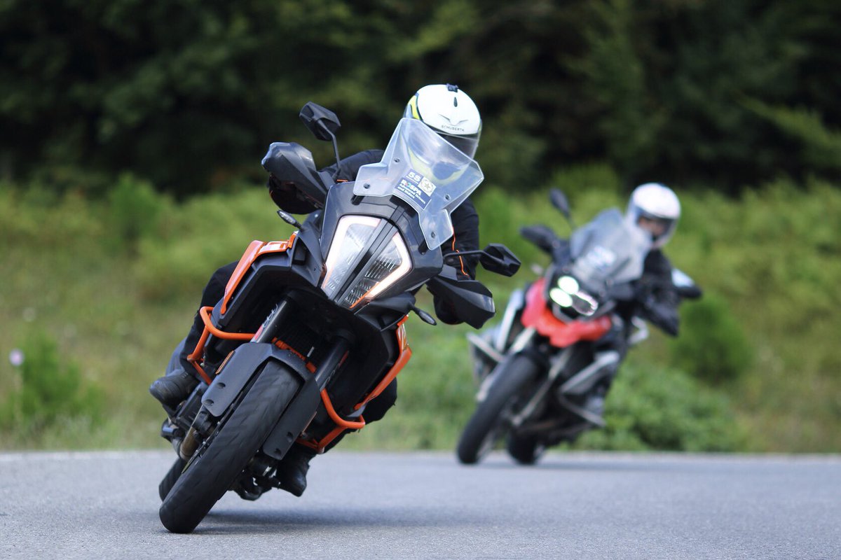 ZaferAkcay's tweet photo. Karı-koca motosiklet sürmek gibisi var mi? @fulyaakcay #5Sriders #rospa #roadar #ktm1290 #bmwmotorrad https://t.co/wuyXhkobcf