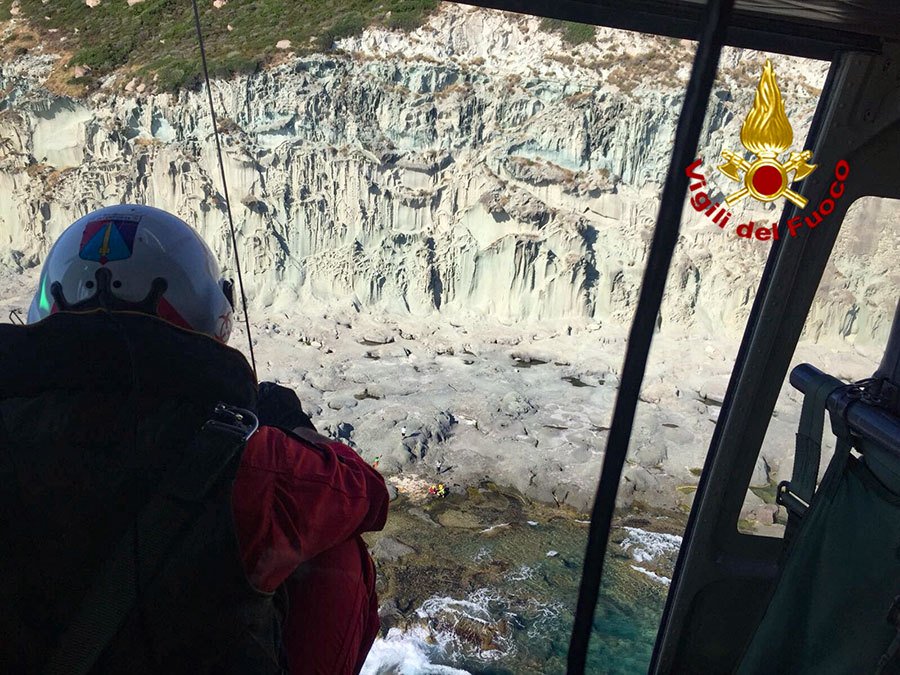 CronacheNuoresi's tweet image. Famiglia con due bimbi in difficoltà con le canoe salvata dall'elisoccorso VVFF... #escursionisti #soccorso #Vigilidelfuoco cronachenuoresi.it/2018/07/26/fam…