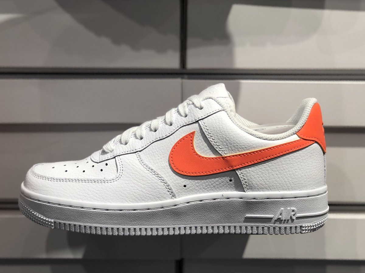Jenn_melrose's tweet photo. We just put out some new footwear. Come check our new styles out! Visit us at 8552 Melrose Ave. JDI 🧡🖤 #NikeByMelrose #JustDoIt #nike @NikeLA @nikesportswear https://t.co/Yw0JkoRArq