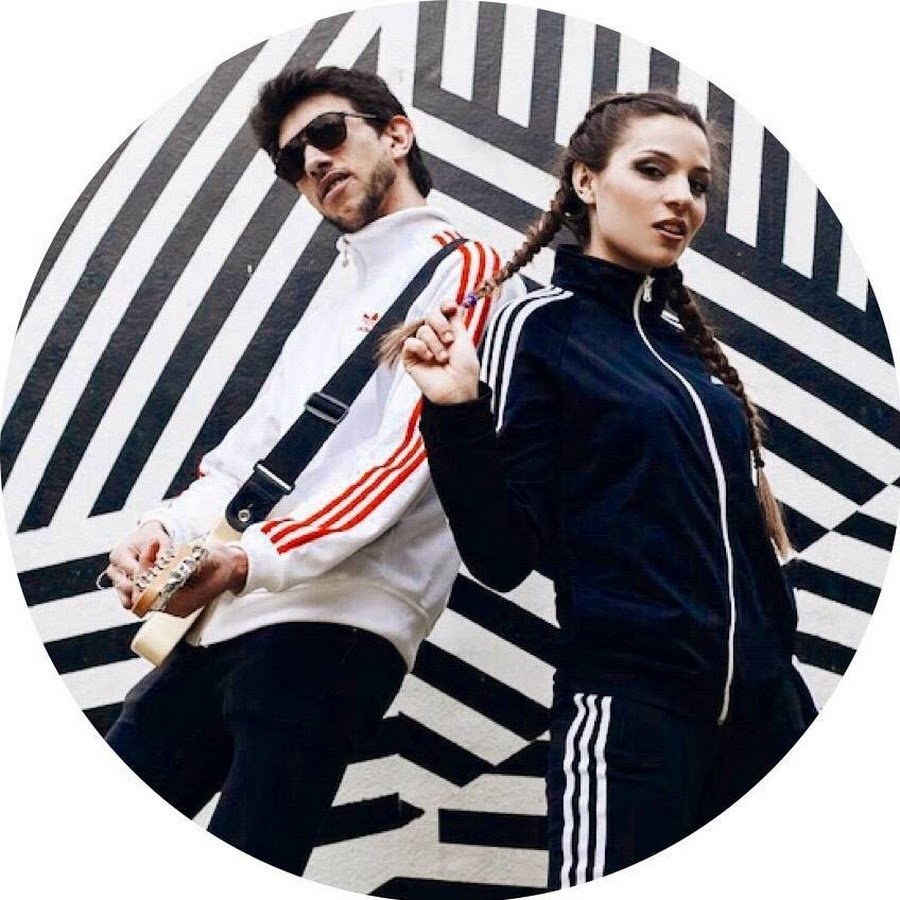 MadrugadasV_rne's tweet photo. ¡Cerramos las semana a lo grande!
Nos visita la explosiva pareja de @sweetbarrio, viajamos con @eltwanguero a Los Ángeles y descubrimos 'La Previa' del festival @Sinsalaudio con @AnaVeraNavarro. Empieza el viernes con nosotros: https://t.co/lyD2Go6a9m https://t.co/FxUP8jKAKz