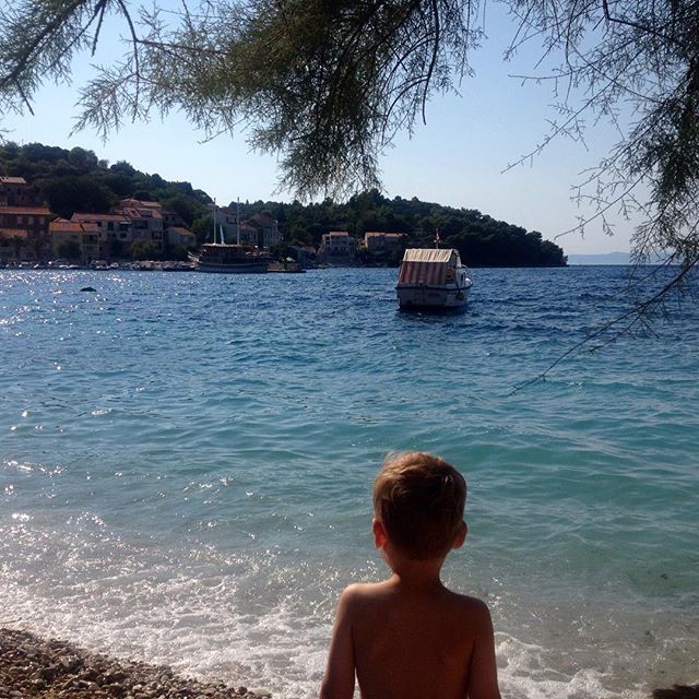 KorculaExplorer's tweet photo. What do we do in our spare time? Hit the beach of course! Chilled afternoon in the village of Racisce enjoying the sun & sea with the little explorer.
#korcula #racisce #croatia #croatiabeach #beachtime #funinthesun #familytime #stunningsea #vitaminsea … https://t.co/jnnfV4MP6l https://t.co/aVHSmeTxCP