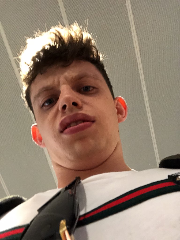 MarzBarGaming's tweet image. Face ID on iPhone 10 is failing to recognize my face. Just says enter passcode every time.. I know I’m ugly and it has to scan my face all the time, but it’s not allowed to just give up😩😒