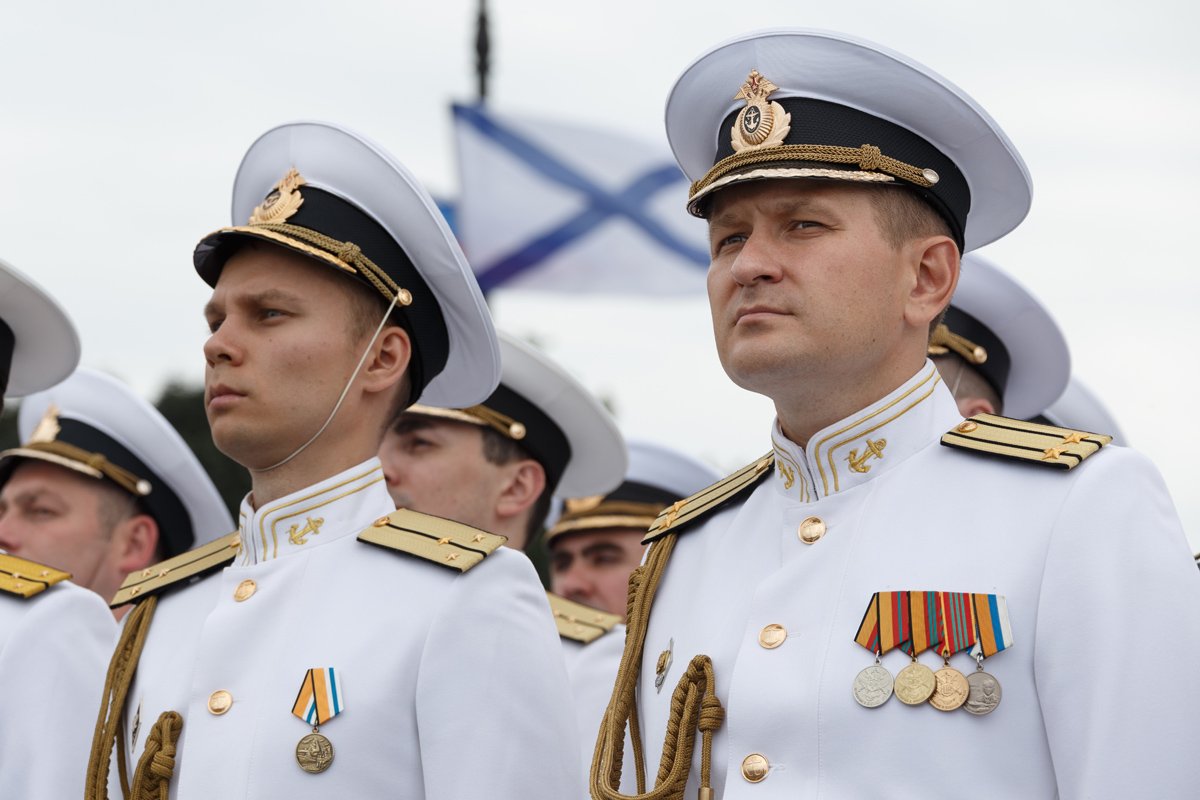 Выпускникам ЧВВМУ имени П.С. Нахимова вручены погоны, кортики и дипломы о высшем