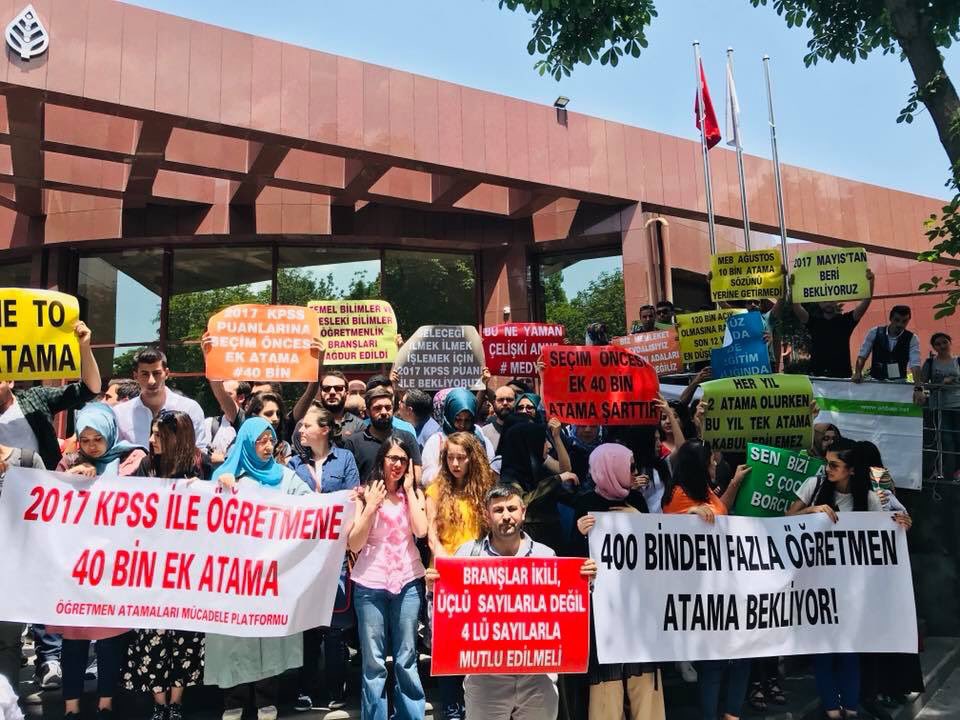TRogretmen's tweet photo. #MebeBütçeEkAtama

2017 KPSS'ye girip yüksek puan alan öğretmenlerin emekleri boşa gitmemelidir. 20 bin öğretmen atamasına ek bir atama daha yapılmalıdır.
@BeratAlbayrak @ziyaselcuk @mahirunal @NumanKurtulmus @kamilaydinmhp @_aliyalcin_ @TalipGeylan @alper_ogretici https://t.co/VsBjUeaYnk