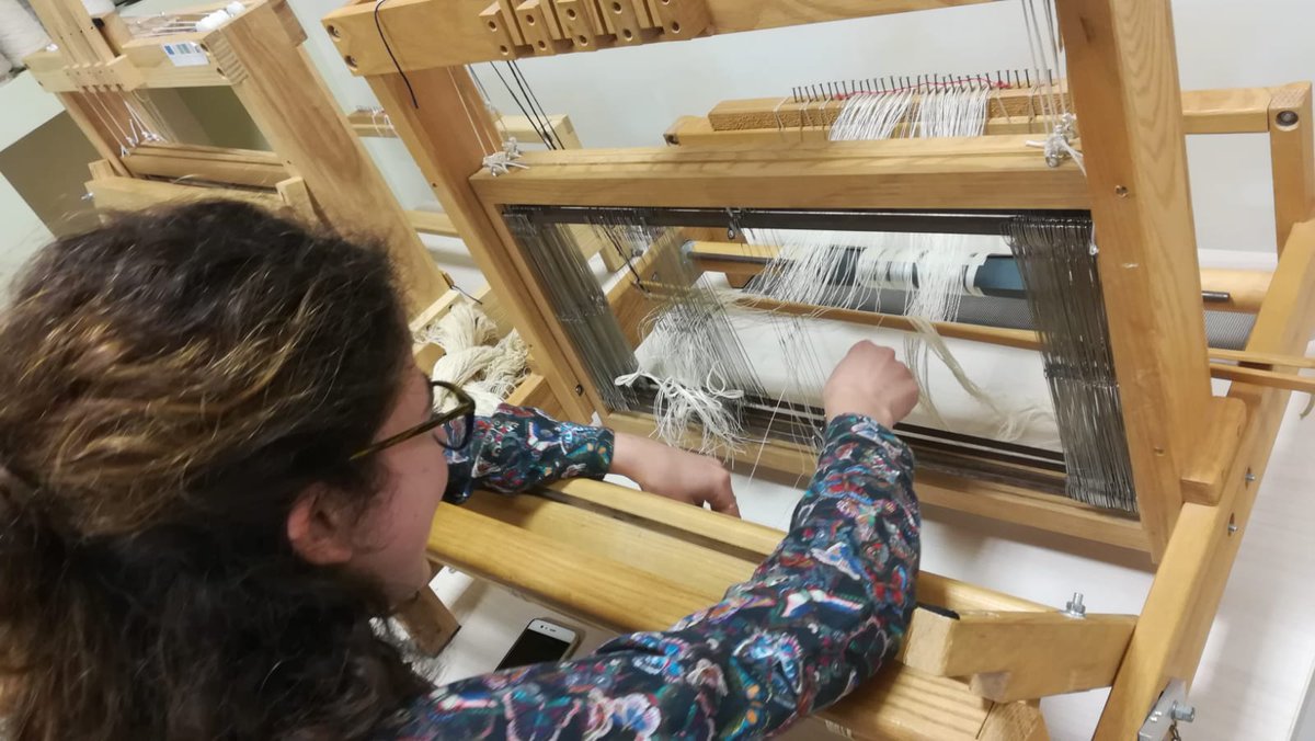 MuseoCanapa's tweet image. Per il #MusTools day non possiamo non condividere un nostro telaio con Marilù che stava preparando la sua tesi di laurea. Il 24 si è laureata naturalmente con il massimo! Anche questo è il nostro lavoro...aiutare gli studenti a realizzare i loro sogni #museichehannostoffa