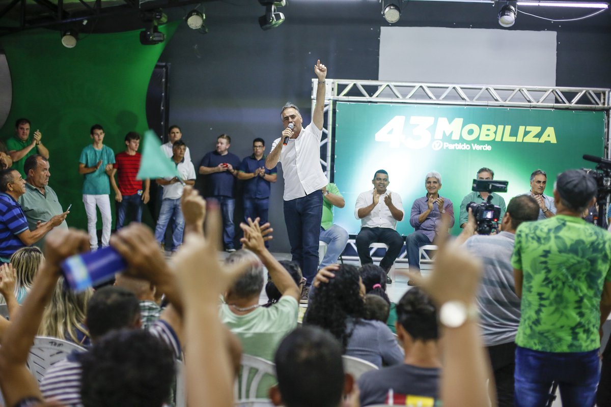 Centenas de moradores da Zona Sul de João Pessoa nos receberam na primeira "43 Mobiliza", plenária realizada pelo Partido Verde na noite desta quarta-feira no bairro do Valentina. Saímos mais forte e certos de que estamos construindo um caminho sólido na nossa pré-campanha.