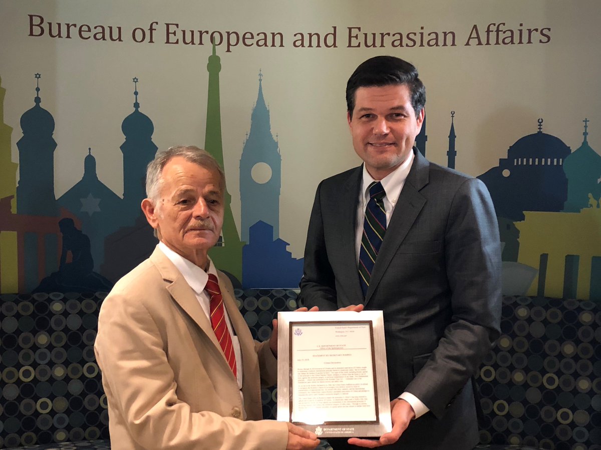 Crimean Tatar leader Mustafa Jemilev receives a framed copy of the United States' July 2018 Crimea Declaration from Assistant Secretary of State for European and Eurasian Affairs A. Wess Mitchell.