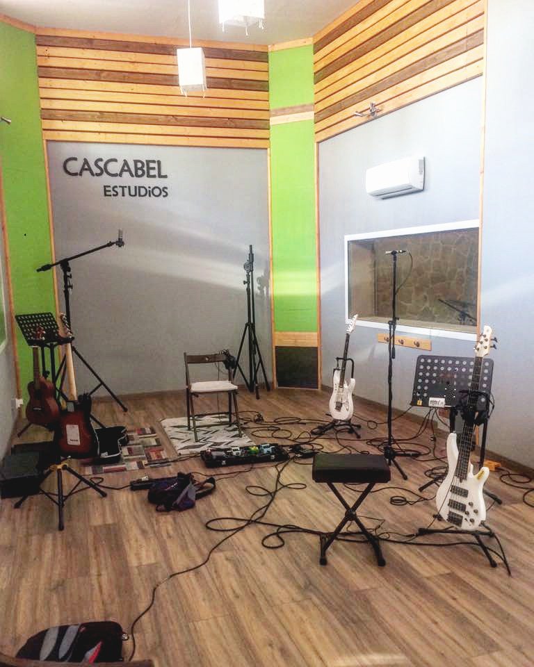 FreedomDaysRock's tweet photo. Y... Grabación finalizada.
Ha sido todo un gustazo trabajar con Gus en Estudios Cascabel en Valladolid. Si todo va según lo previsto, se vienen cosas muy guapas para lo que queda de este año y el próximo 💪😉 https://t.co/XB8ZWKAcBs