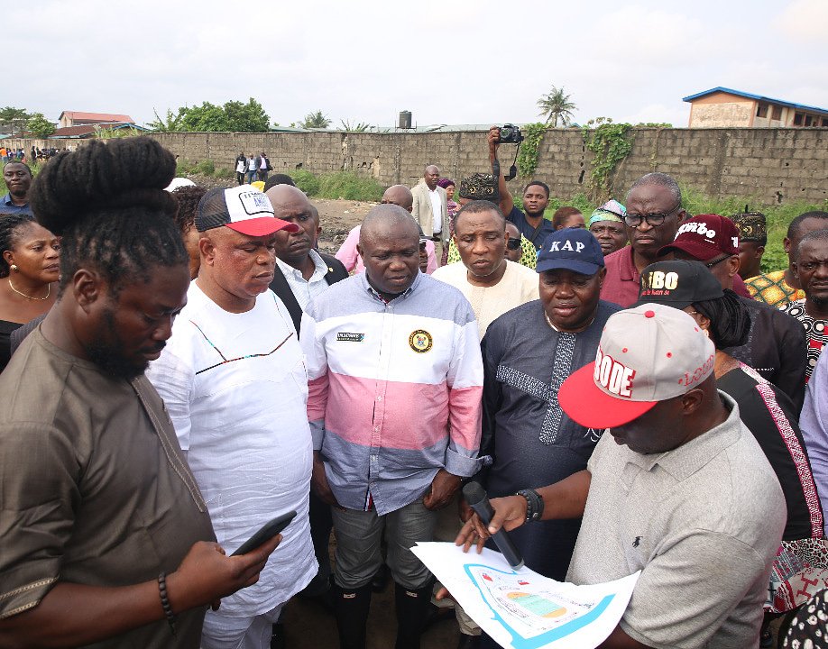 AkinwunmiAmbode's tweet photo. The Maracana football ground in Ajegunle will be transformed into a multipurpose sports complex which will include a football pitch, volley ball court, event centre and facilities for other sports and recreational activities. https://t.co/9LR8VEywVw