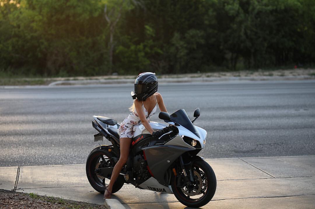 Just because it’s #datenight doesnt mean you have to leave the #R1 at home. 💐 #girlswhoride #rideNUVIZ