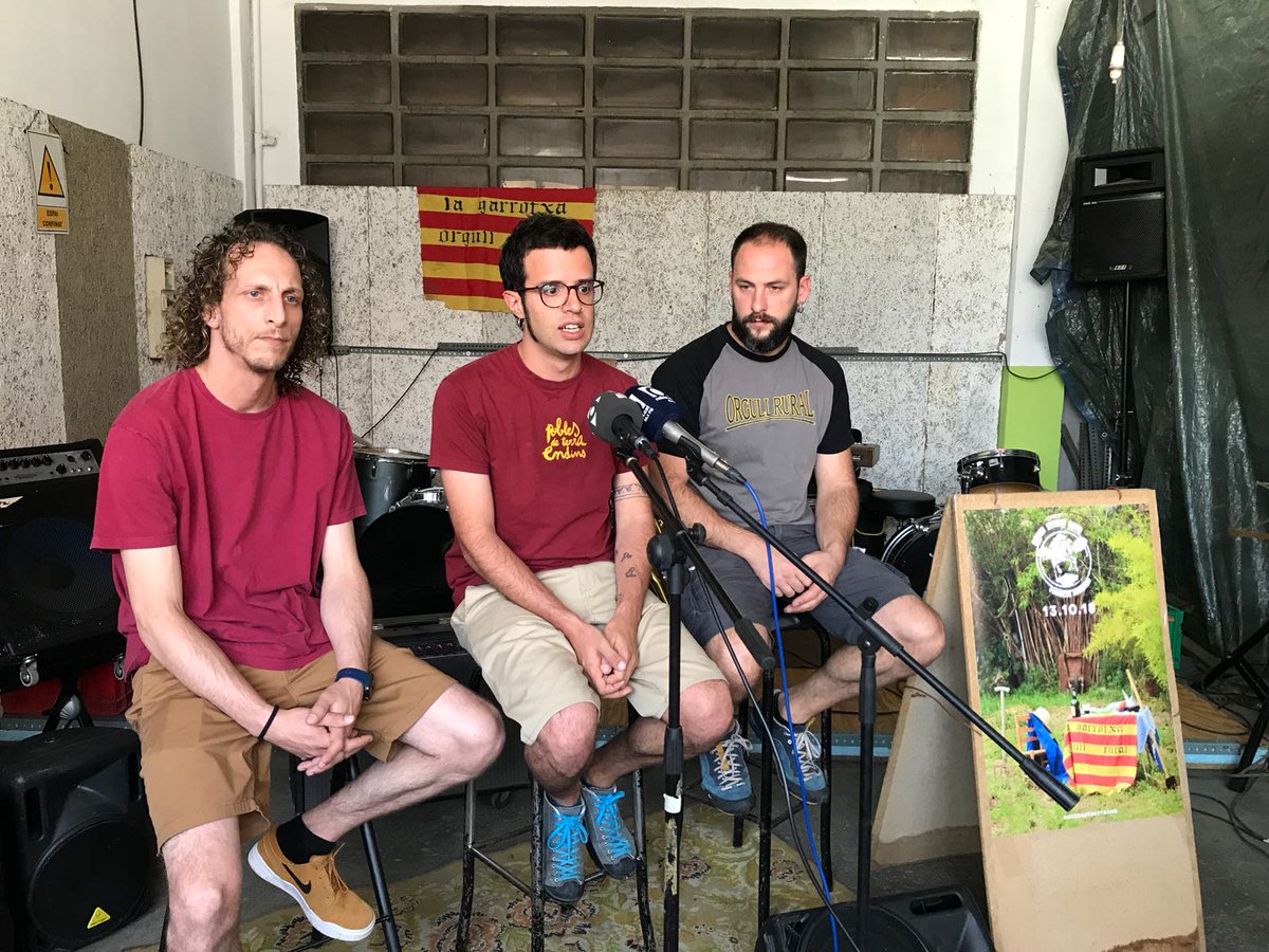 GredaStreetBand's tweet photo. 📢 Després de 10 anys als escenaris, hem decidit baixar-ne i posar punt i final a aquest camí. Moltes gràcies a totes i tots! #OrgullRural #OrgullRuralSempre #Olot #LaGarrotxa 👇https://t.co/12uoFgRttR https://t.co/5S1DQUhOLL