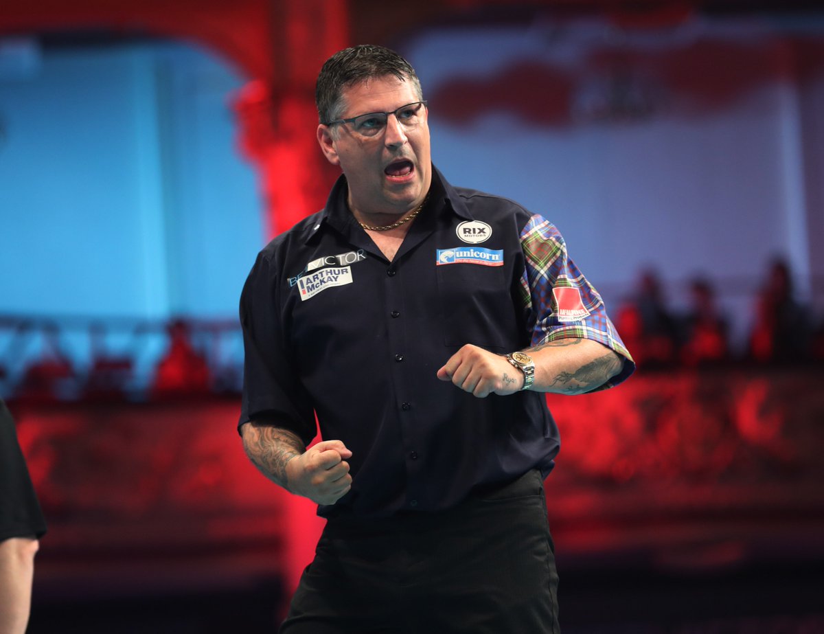 darts players throws