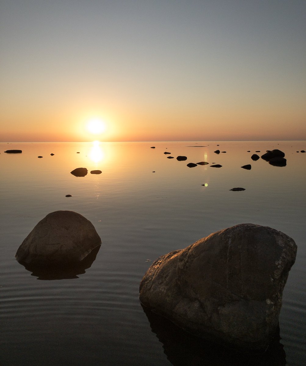 remokuningas's tweet image. Rocks in the sea illuminated by the setting sun (Kabli, Estonia)

#sun #sunset #sea #water #reflections #seascape #summer2018 #estonia #eesti #kabli #travelphotography #natgeotravel