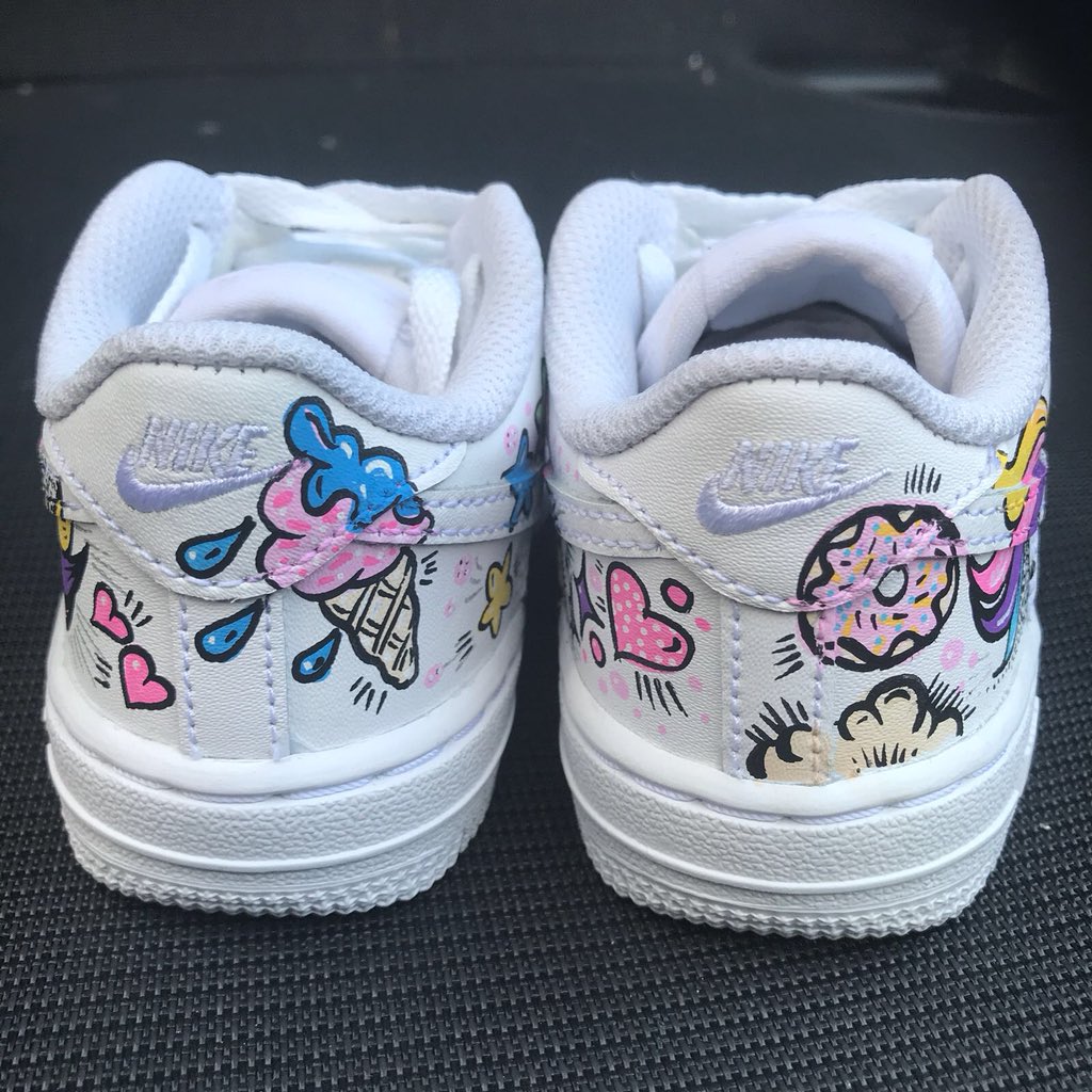 Chorles's tweet photo. Check out my 2 year old’s Nikes customised by @RoxyValetta! @Nike @nikestore @NikeStoreEurope @NikeUK @nikesportswear @NikeLab #customised #illustration #unicorn #trainerart #toddler #trainers #kicks https://t.co/VQz7fvx5fL