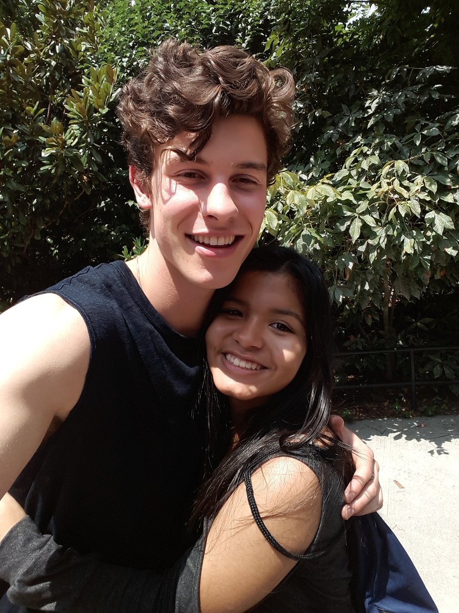 Foto de Shawn junto a @runxliam (fan venezolana) la tarde de hoy en Nueva York.