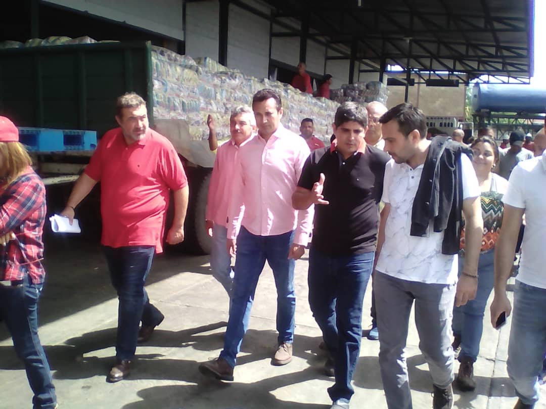 Gob_Guarico's tweet photo. #AHORA || Gobernador @josemvasquez junto a la Viceministra Agricultura Productiva Tibisay León inspeccionan Planta Procesadora de arroz #COGOYAL en Calabozo municipio Miranda.
#SoyGuárico
#EnCuerpoYAlma https://t.co/rPG0PYZyB7
