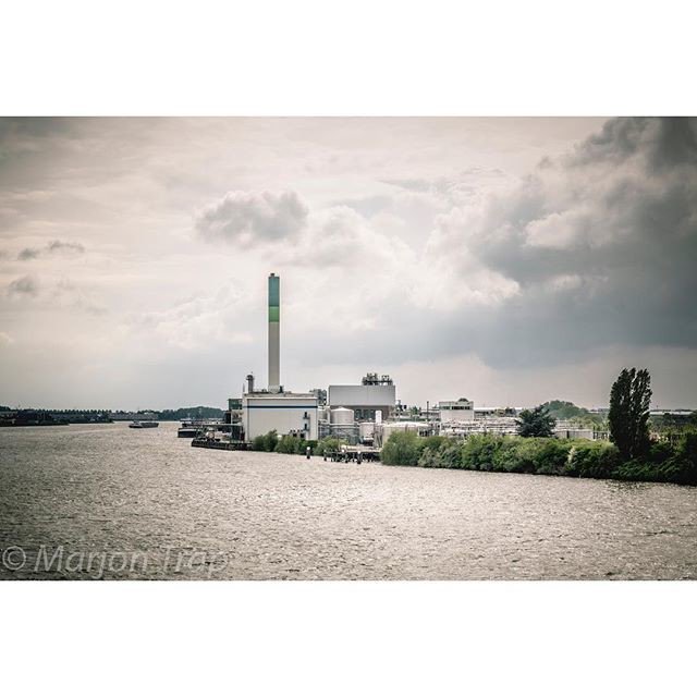 Reposting @marjons_photos:
#industrie #industrial #unimills #river #zwijndrecht #landscape #industriallandscape #water #sky #clouds #mooizuidholland #europestyle_netherlands #marjontrap