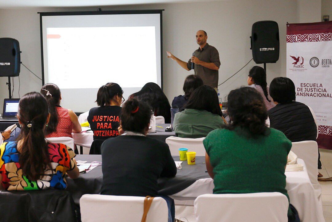 ProDESC's tweet photo. Ahora estamos en clase con  Antoine Libert, platicando sobre movimientos sociales y la política colectiva. #EscueladeJusticiaTransnacional #DefensorasDH  #DefensorasDESC @berthajustice @BerthaFN https://t.co/Ir5Dlf2jvC