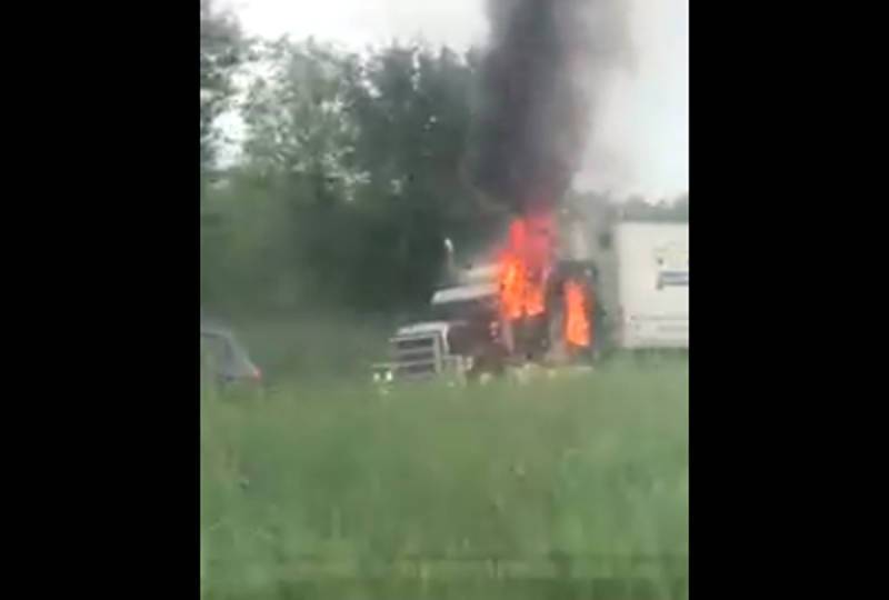 Truck catches fire on Highway 401 near Cornwall #CornwallON #SouthGlengarry #Hwy401 cornwallnewswatch.com/2018/07/26/tru… https://t.co/ixXuyj7Vik