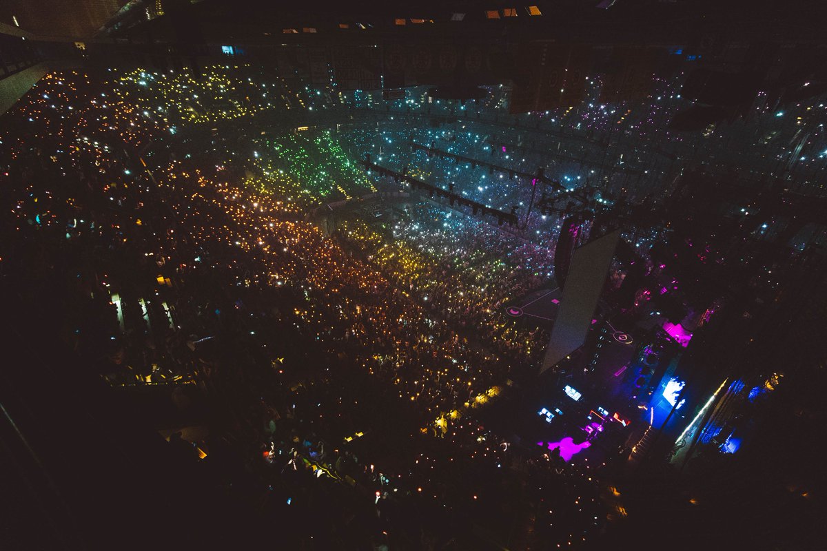 PanicAtTheDisco's tweet image. Glowing in Boston 🌈 ✨