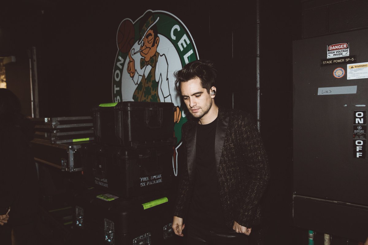 PanicAtTheDisco's tweet image. Glowing in Boston 🌈 ✨